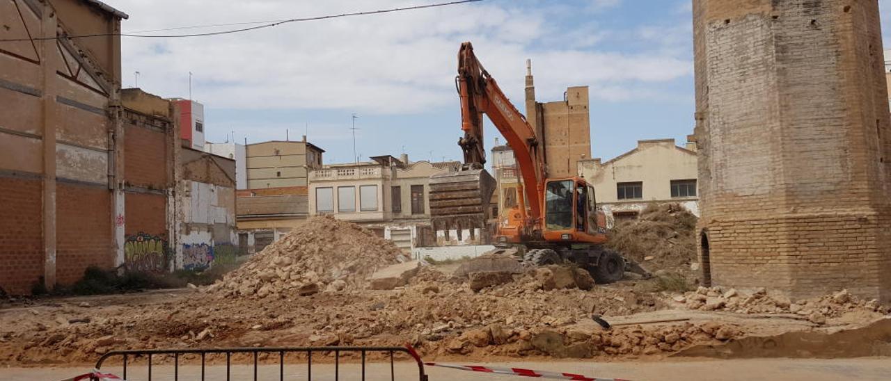 Ya se ha derribado el muro perimetral en estado deterioro y se está desbrozando la zona interior del solar anexo al molino arrocero.