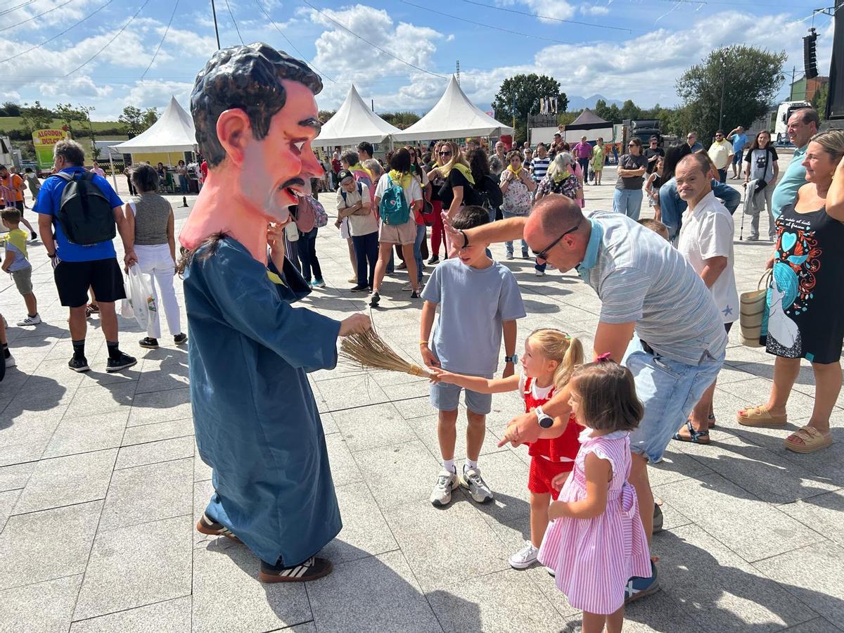 EN IMÁGENES: Desfile de cabezudos y día del socio en Santa Isabel de Lugones