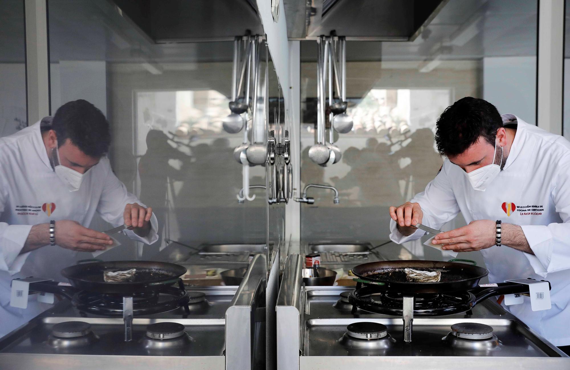 "Se me ocurrió combinar el lujo con el oro y las ostras y, tras estudiar la posibilidad de que se pudiera digerir, se dio el ok y a trabajar", asegura el chef, que explica que ha registrado la propiedad intelectual de la receta para que "quede registrada como que la ha hecho un cocinero valenciano".