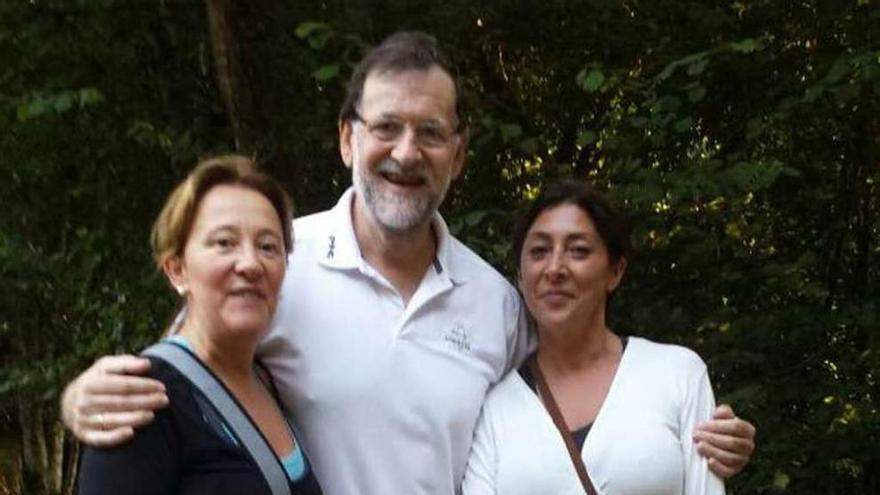 Rajoy posa con dos senderistas durante la ruta de ayer.