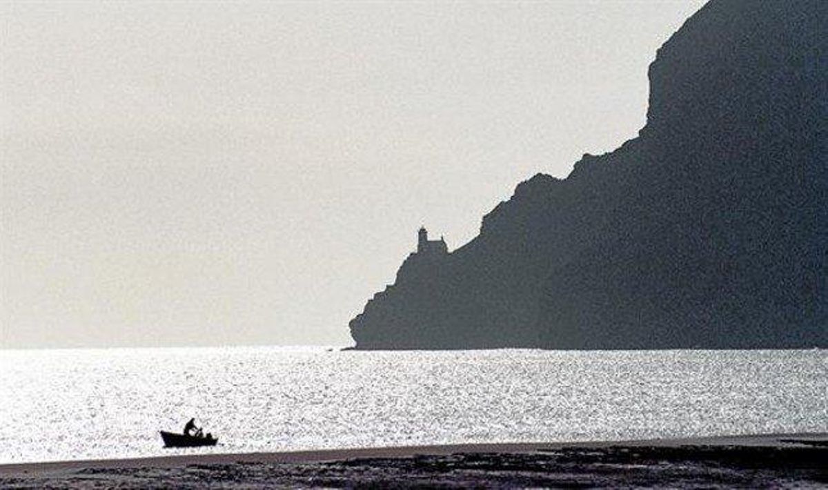 Més enllà de la cala es veia un vaixell que avançava lentament.