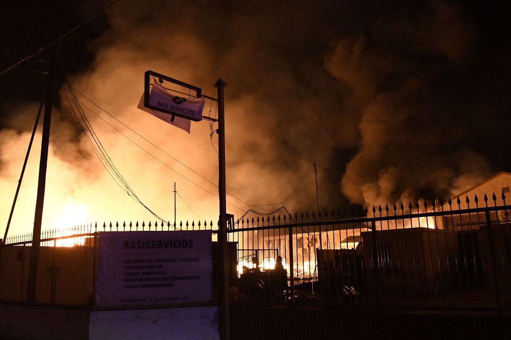Estas son las imágenes que el aparatoso incendio de Puente Tocinos ha dejado este sábado