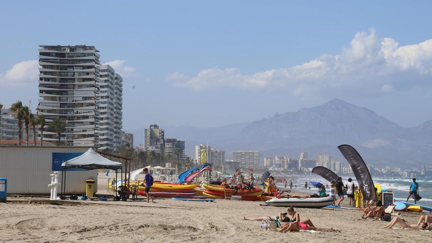 El Ayuntamiento de Alicante amenaza a la escuela náutica de la playa San Juan con una sanción 
