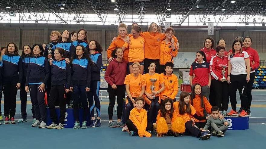 El equipo femenino del Samertolaméu, en el centro con su trofeo de campeón. // FDV