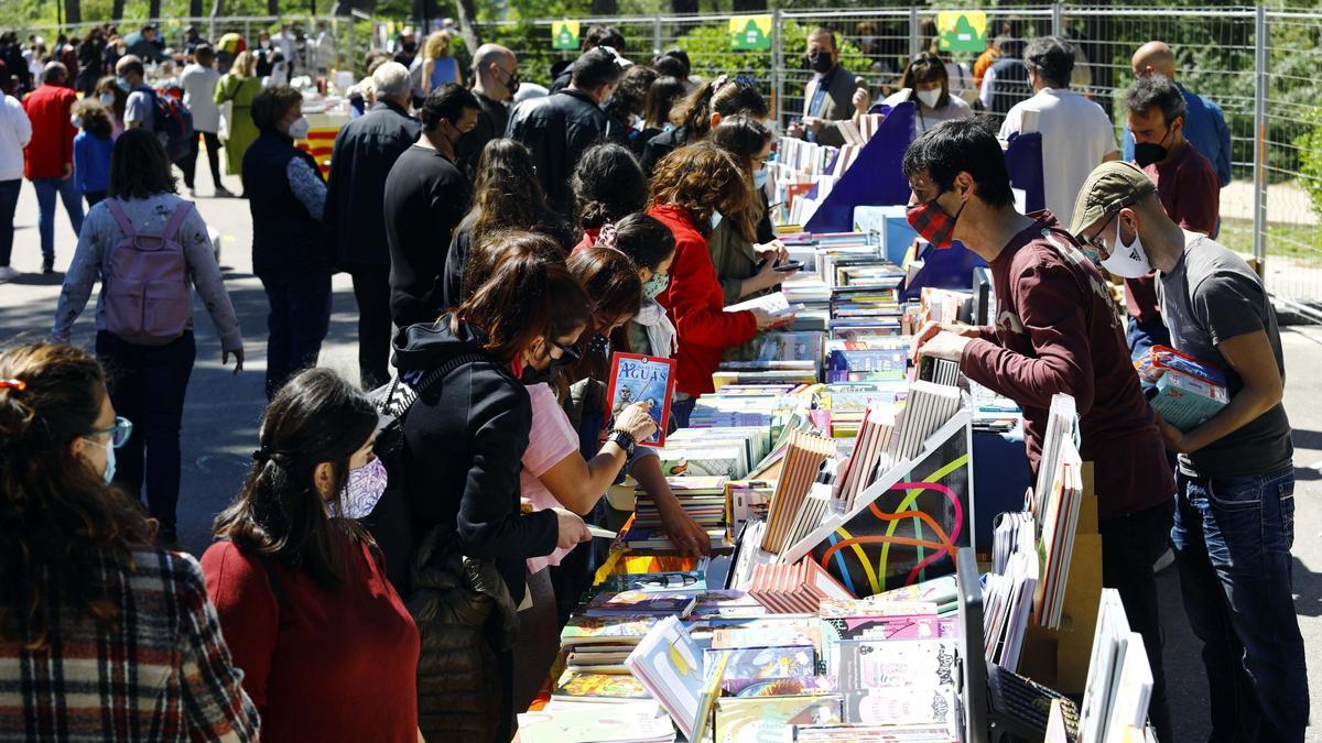 La celebración del Día del libro en Zaragoza siempre es multitudinaria con miles de personas comprando libros.