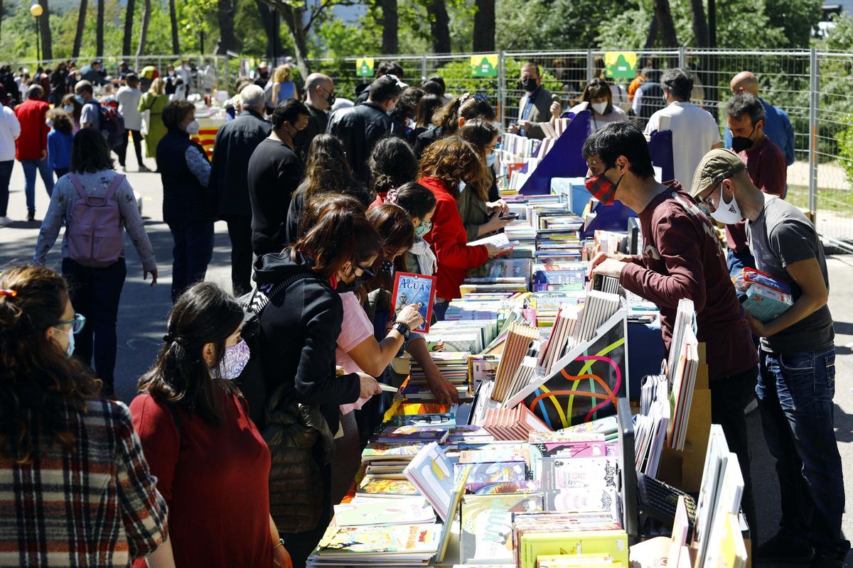 La celebración del Día del libro en Zaragoza siempre es multitudinaria con miles de personas comprando libros.