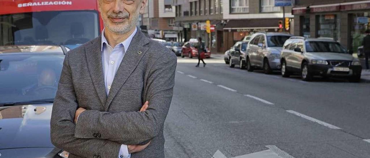 Ignacio Díaz, jefe de Tráfico de Gijón, en la avenida Hermanos Felgueroso, al lado de la Policía Local.