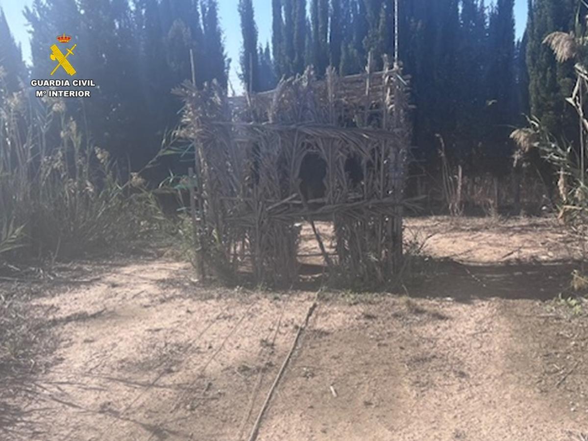 Otra vista de la caseta hecha con ramas donde los hombres se camuflaban