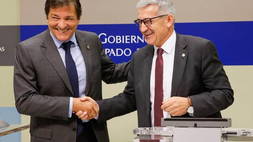 El presidente, Javier Fernández, y el rector de la Universidad de Oviedo, Santiago García Granda.