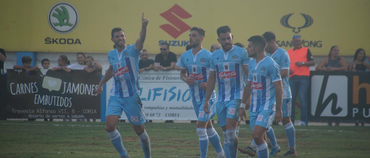 Celebración de un gol del Coria en un partido anterior.