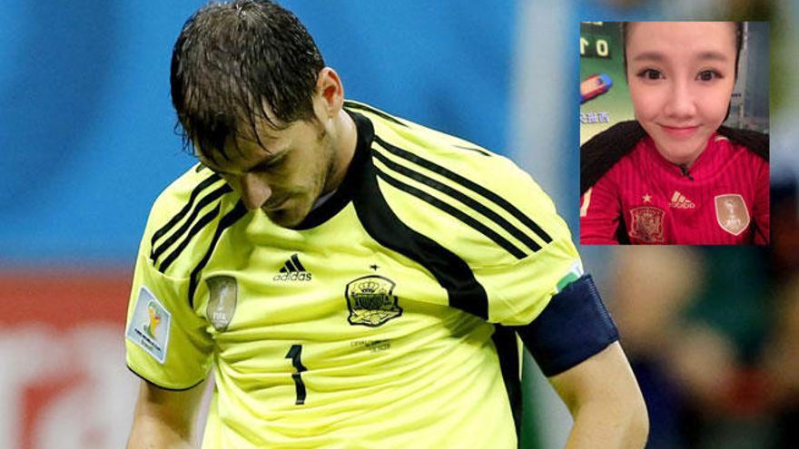 Casillas durante el partido contra Holanda. A la derecha, la presentadora Liu Yuxi.