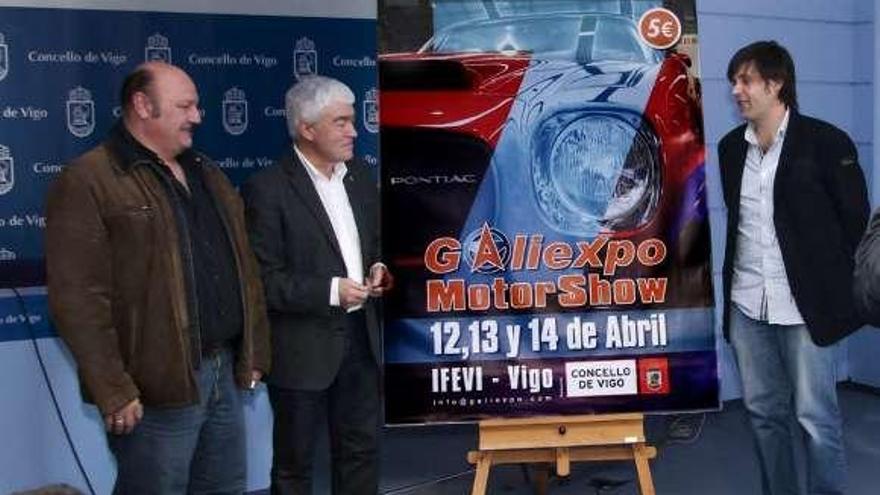 El edil Manel Fernández, junto a los organizadores del certamen. // FdV