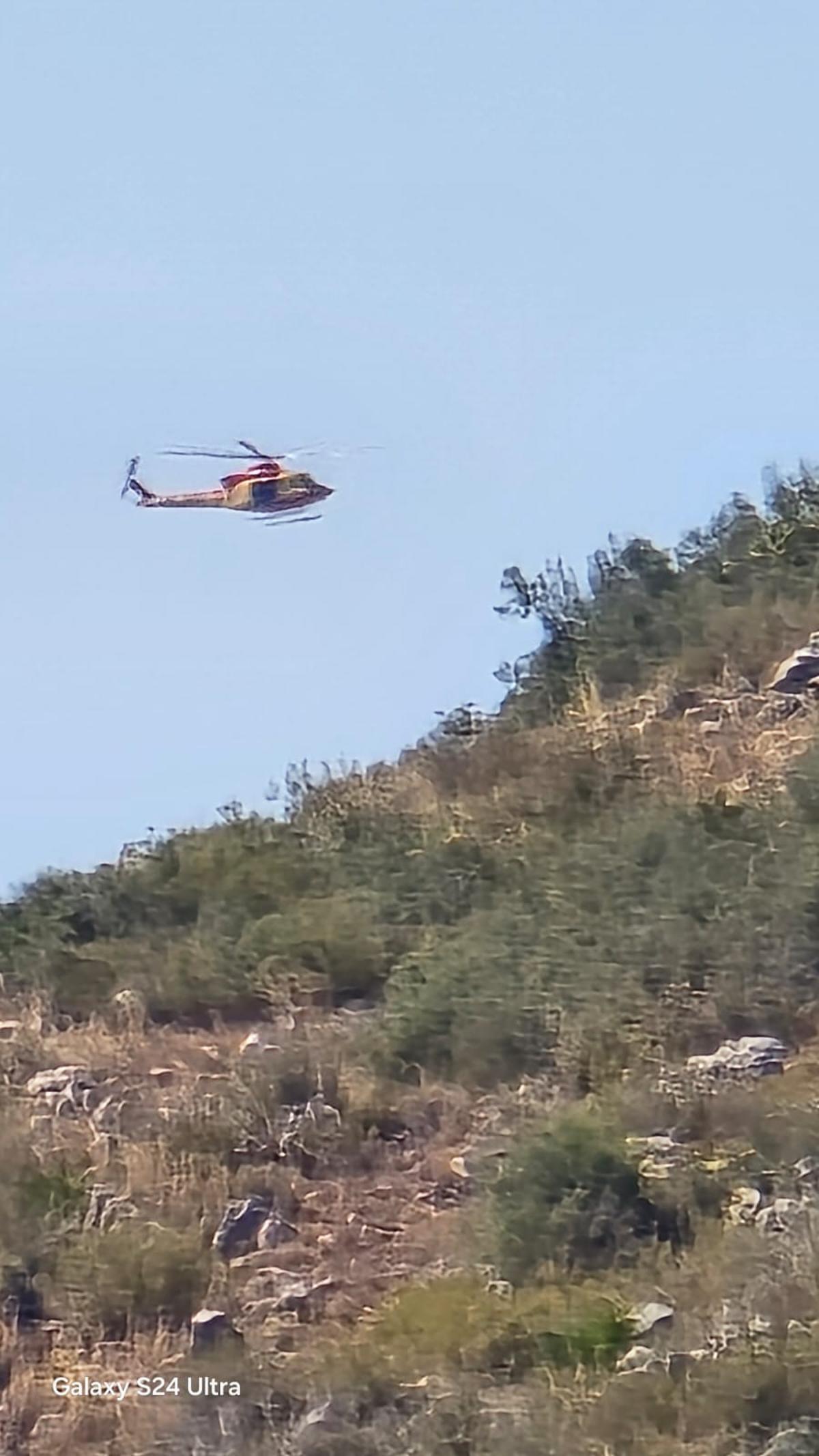 El helicóptero sobrevuela esta tarde la ladera del Montgó