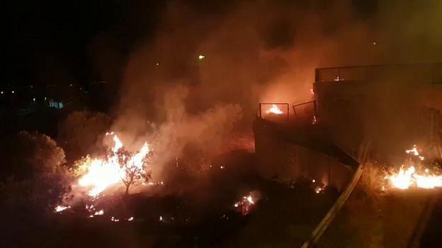 Un incendio altera las fiestas de Moros y Cristianos de Guardamar