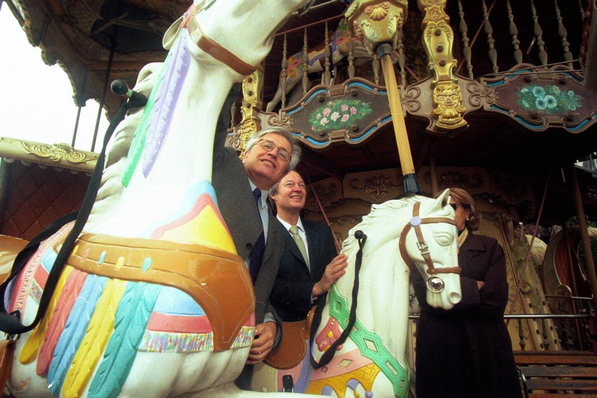 El alcalde Joan Clos y el entonces ministro de Industria, Josep Piqué, en febrero del 2000, cuando la ciudad inició el proceso para quedarse el Tibidabo