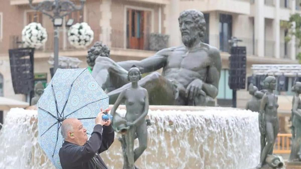 La lluvia sorprende a cientos de turistas el fin de semana de la Virgen en València.