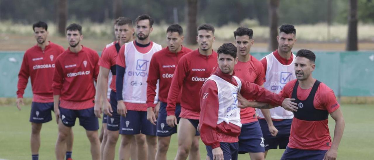 Jugadores del Córdoba CF, durante un entrenamiento en la Ciudad Deportiva, esta temporada.