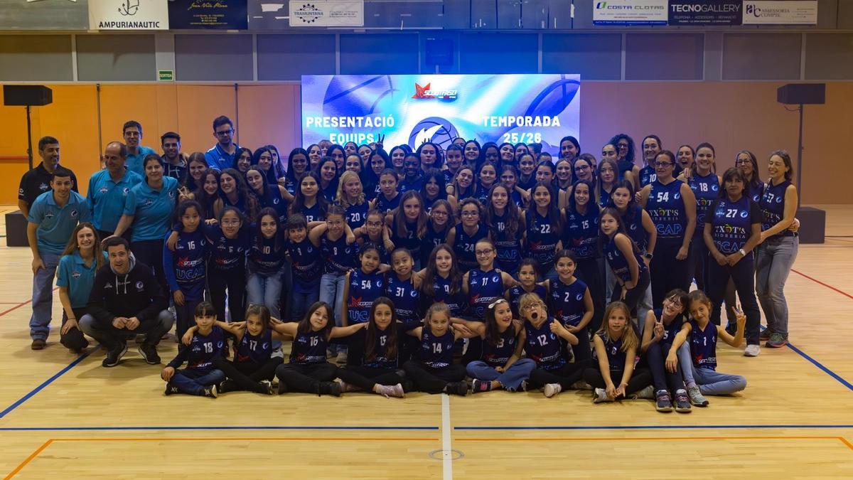 Fotografia conjunta dels equips durant la presentació.
