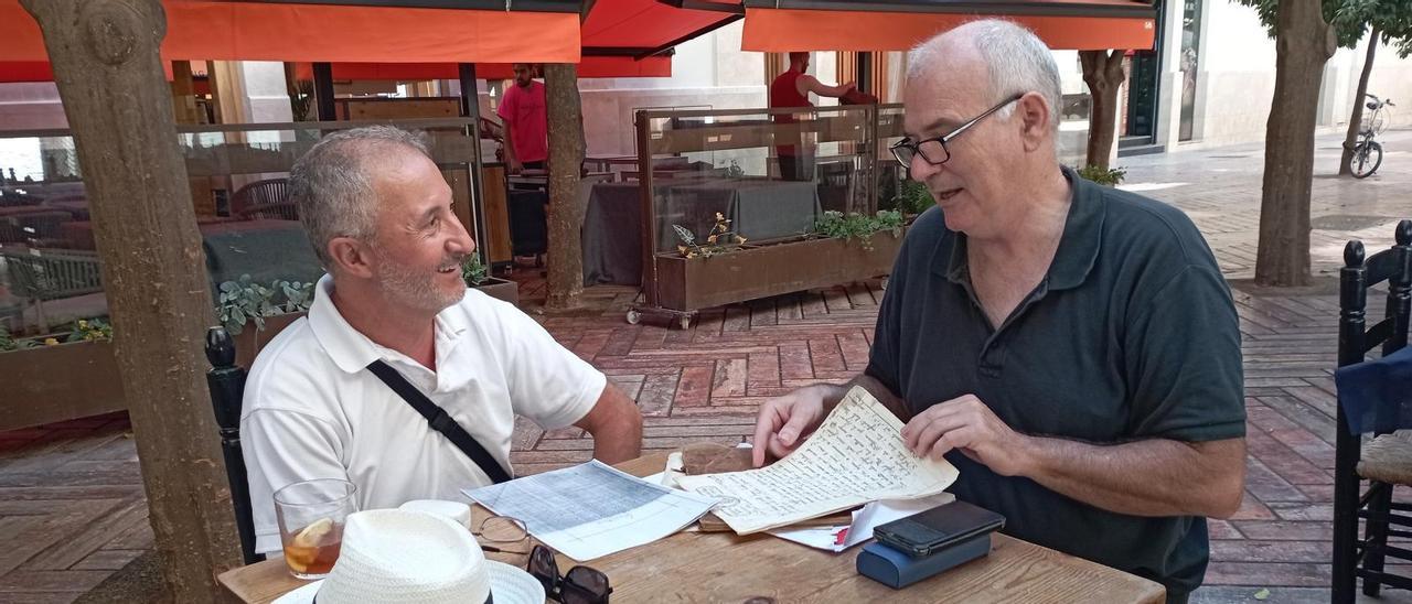 Francisco Rodríguez Marín (izq.) y Manuel López, con los documentos salvados de la destrucción.