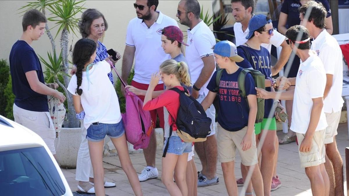 Sofía ejerce de abuela en la escuela de vela de Calanova