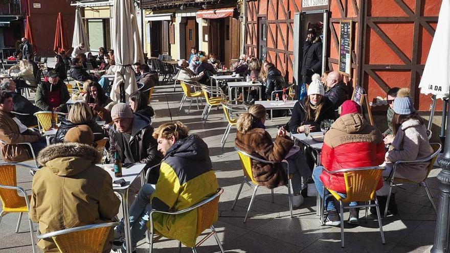 Afluència de visitants a les terrasses durant el cap de setmana passat a Puigcerdà, en una fotografia del dissabte.