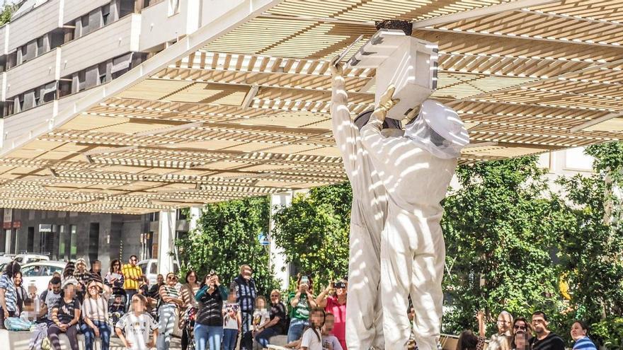 Retiran un enjambre de abejas en la plaza del Zapatero de Elda