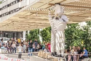 Retiran un enjambre de abejas en la plaza del Zapatero de Elda