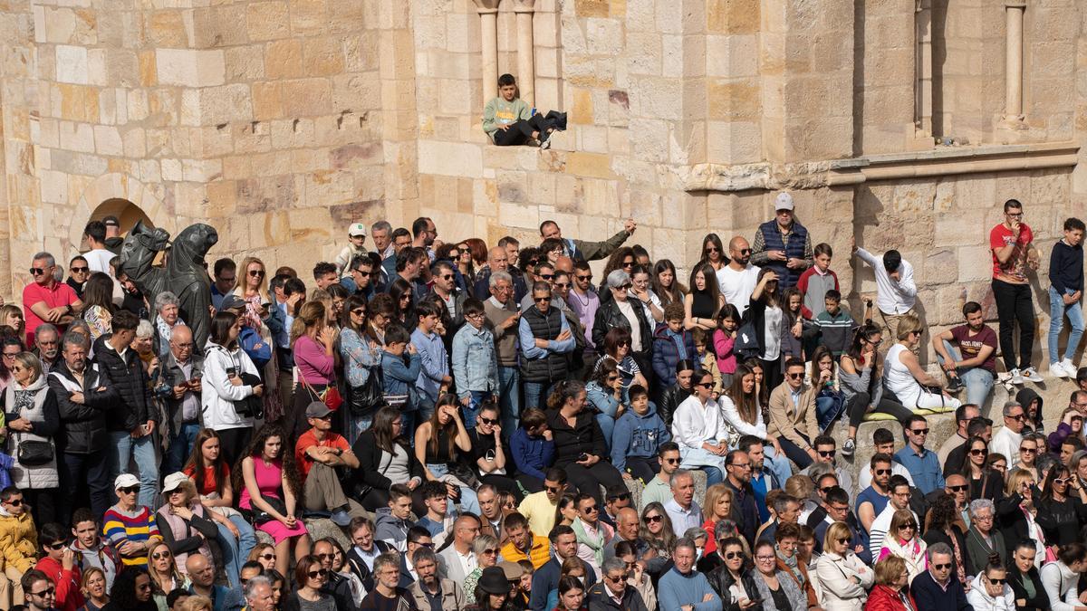 Zamoranos y turistas durante la Semana Santa de Zamora