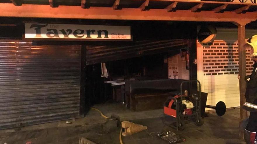 Los bomberos sofocan un incendio en un pub de Puerto del Carmen