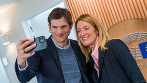 El actor Ashton Kutcher, impulsor de Thorn, se hace un selfie con la presidenta del Parlamento Europeo, Roberta Metsola.