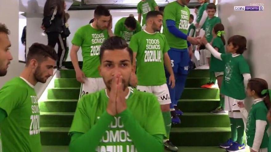 &quot;Todos somos Zozulya&quot;, en una camiseta de los jugadores del Betis