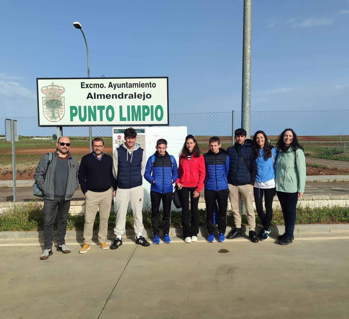 Alumnos del IES Santiago Apóstol visitan el Punto Limpio.