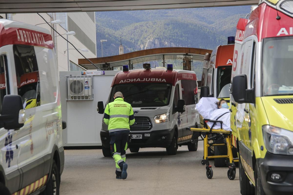Varias ambulancias en un hospital de la provincia