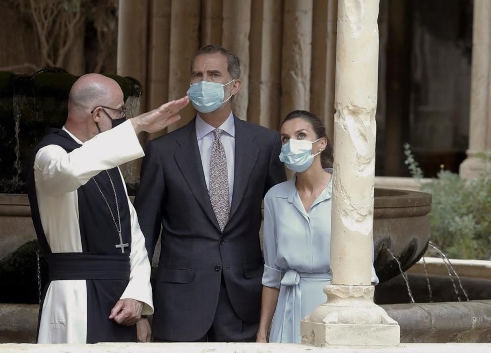 Els reis visiten Poblet entre protestes independentistes