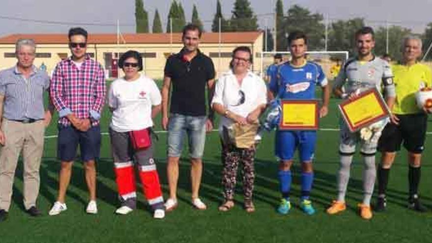 Miembros de ambos clubes y de Cruz Roja, antes del partido.