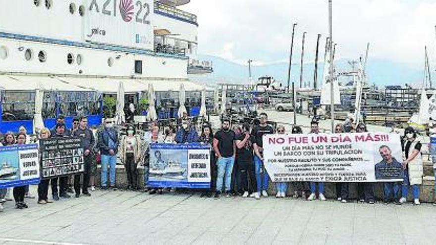 Familiares y amigos de los fallecidos del Pitanxo durante una concentración en Vigo.   | // MARTA G. BREA