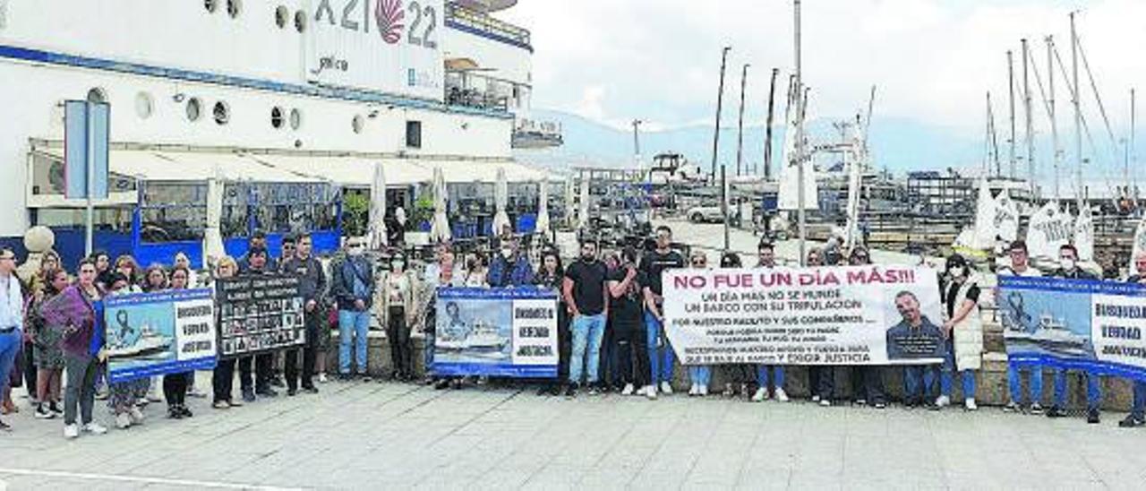 Familiares y amigos de los fallecidos del Pitanxo durante una concentración en Vigo.   | // MARTA G. BREA