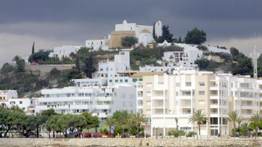 El hotel se encuentra situado en el municipio de Santa Eulària.
