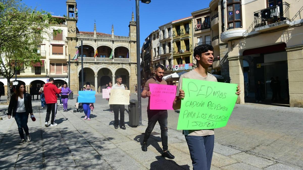 Detenido el padre (en primer plano) de la niña muerta en el tiroteo de Plasencia.