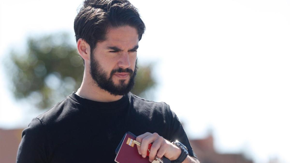 El jugador del Real Madrid Isco Alarcón a su llegada a la concentración de la selección española el lunes 20 de marzo