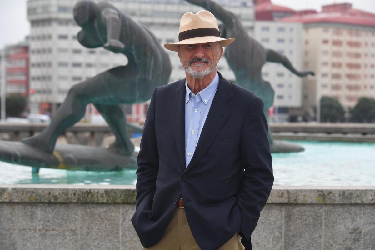Arturo Pérez-Reverte, ante la fuente de los surfistas de A Coruña.