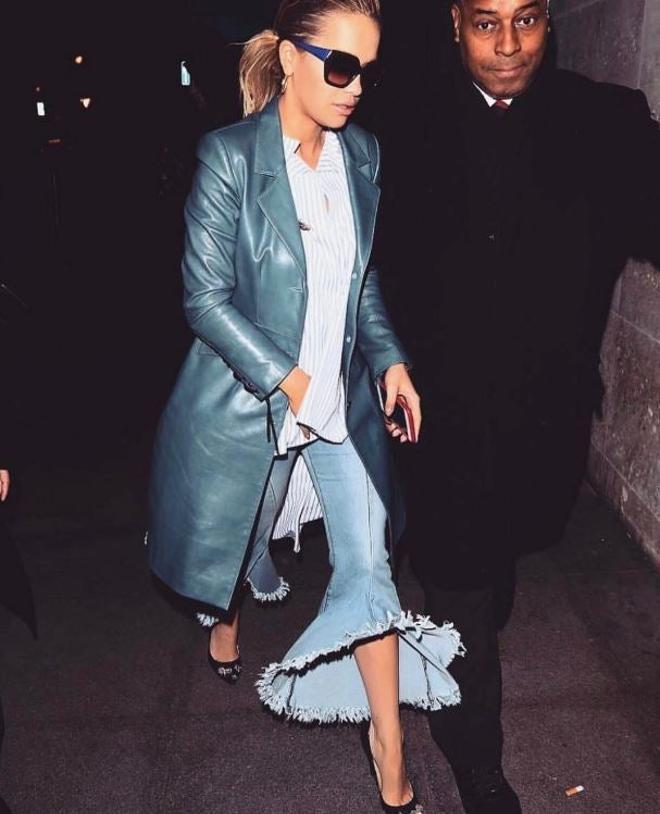 Rita Ora con unos pantalones de volantes en Londres