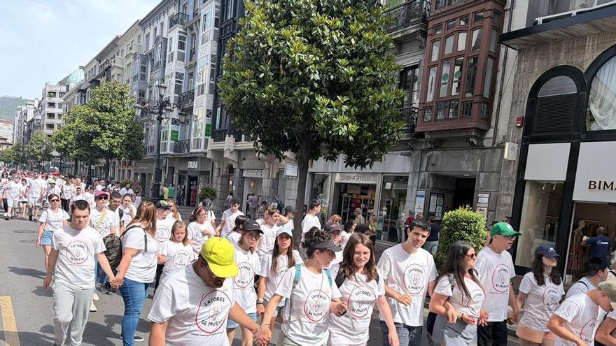 La marea blanca del colegio de Educación Especial de Latores: una marcha para hacer deporte y visibilizar las diferentes discapacidades
