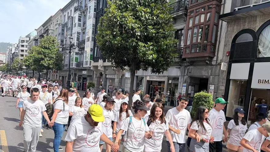La marea blanca del colegio de Educación Especial de Latores: una marcha para hacer deporte y visibilizar las diferentes discapacidades