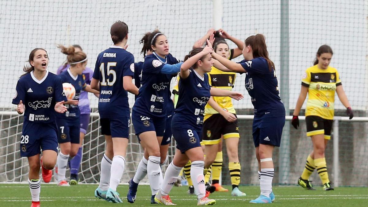 Las jugadoras del Lóstrego celebran el gol del empate. // MARTA G.BREA