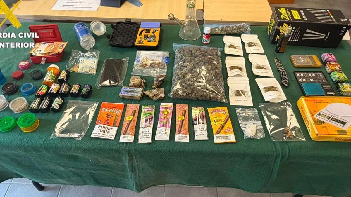 Imagen de algunos de los productos confiscados en Benicàssim por la Guardia Civil.