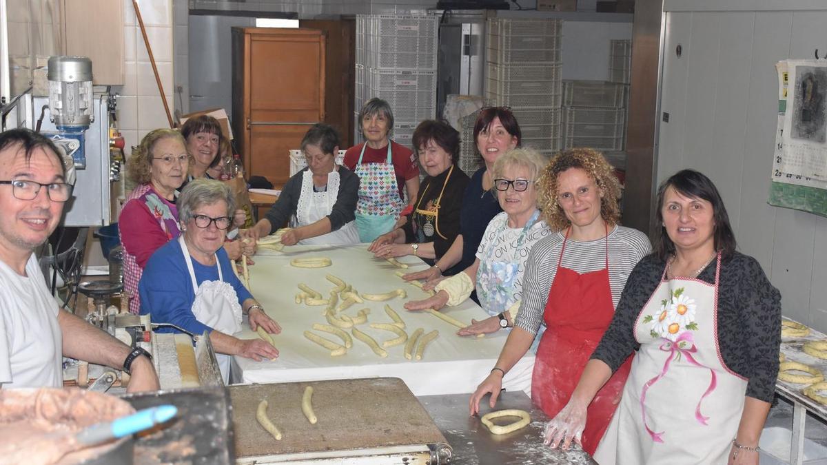 Vecinas de la Pobla, en la elaboración de los rollos que se repartirán mañana.