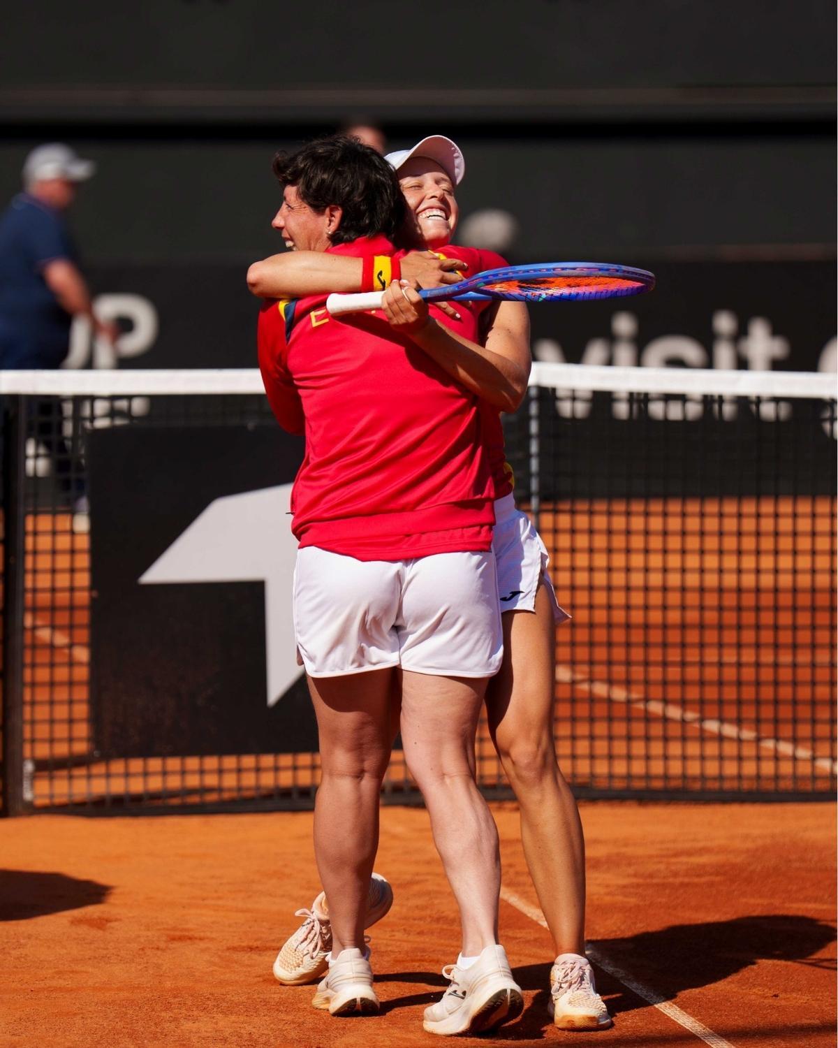 La seleccionadora Carla Suárez y Kaitlin Quevedo se abrazan tras ganar el partido definitivo.
