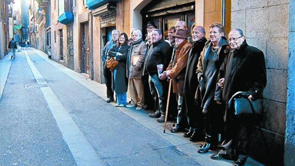 Xavier Theros, en el medio con su libro, ayer entre miembros de La Lamentable Penya de Casa Leopoldo.