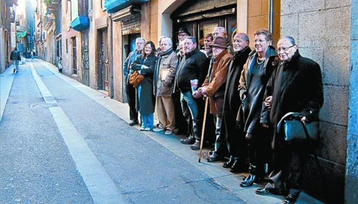 Xavier Theros, en el medio con su libro, ayer entre miembros de La Lamentable Penya de Casa Leopoldo.
